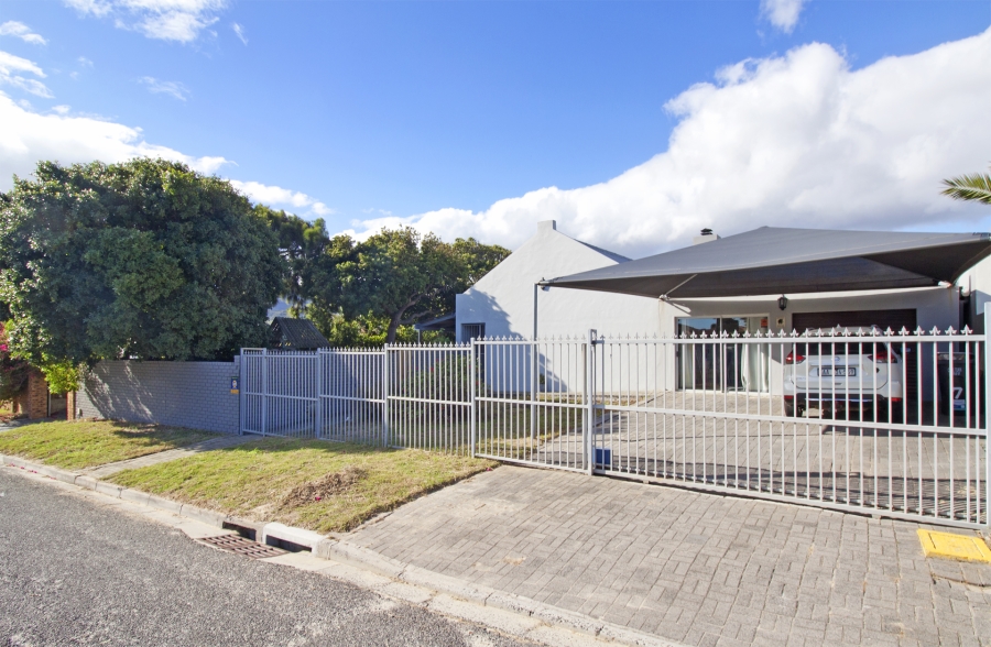 4 Bedroom Property for Sale in Sunnydale Western Cape